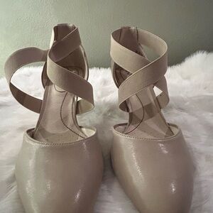 Life Stride Close Toed Beige Women's Shoes